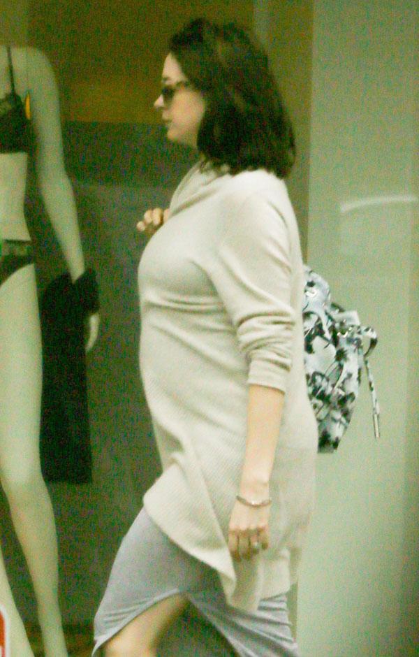 Anne Hathaway Pregnant Christmas Shopping