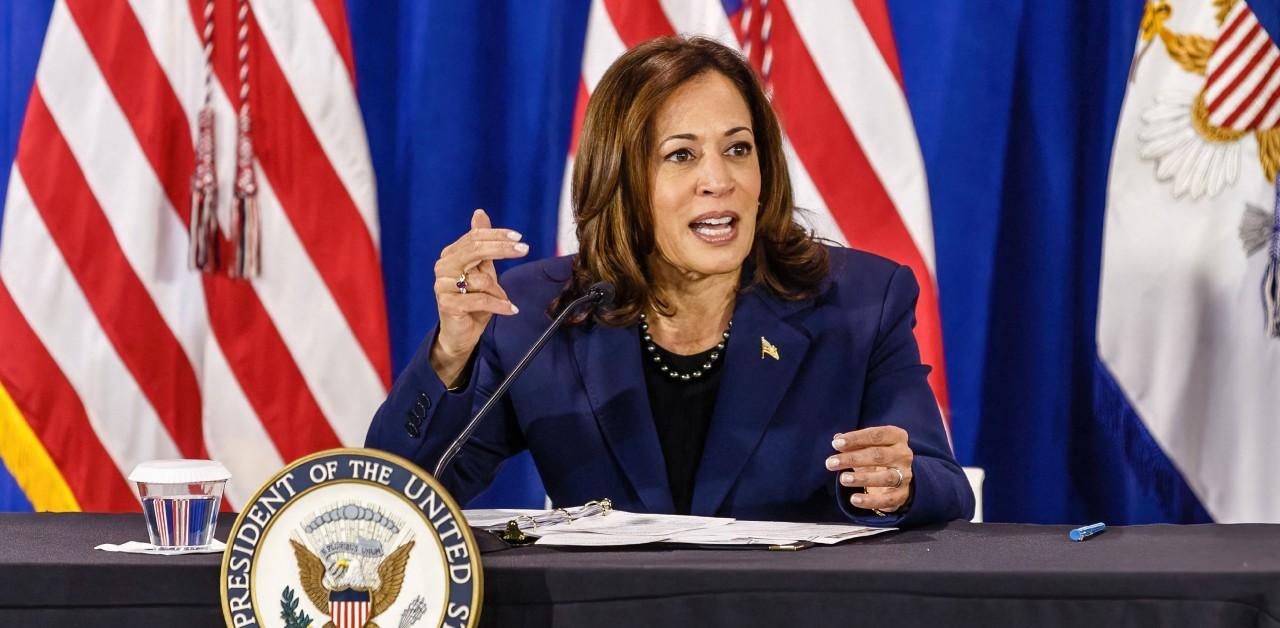 vice president kamala harris booed alma maters march madness game