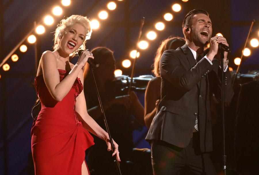 Gwen stefani adam levine performing at the 2015 grammy awards 01