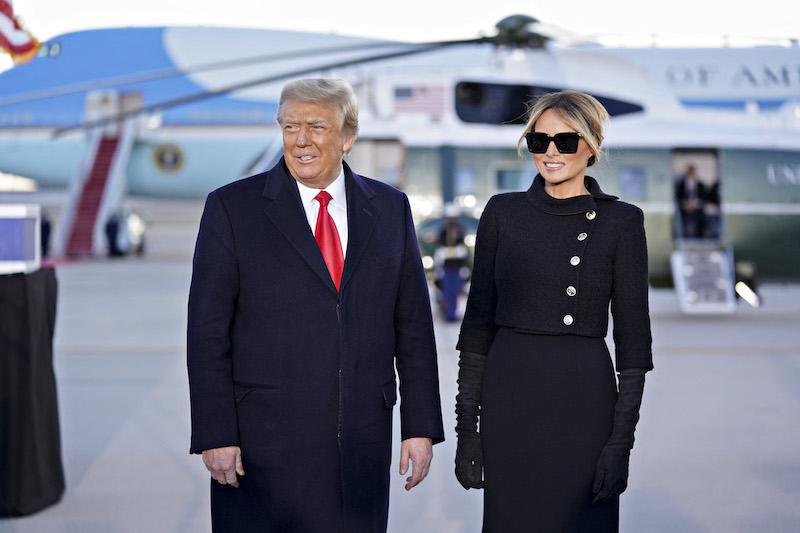 donald trump boards plane alone melania