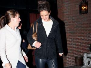 2011__03__katie_holmes_march15_45a 300×225.jpg