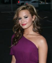 2011__07__Demi_Lovato_July8newsnea 207×300.jpg