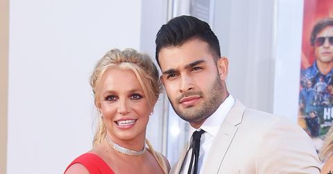 britney spears fiance sam asghari flaunts fit physique gym