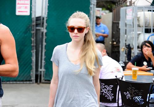 Amanda seyfried july13 00090_m_ _2.jpg