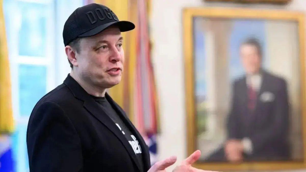 Photo of Elon Musk threatened to file for full custody in January.