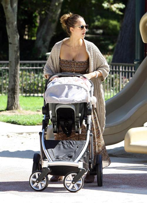 2011__10__jessica alba baby 10092011E_ _1.jpg