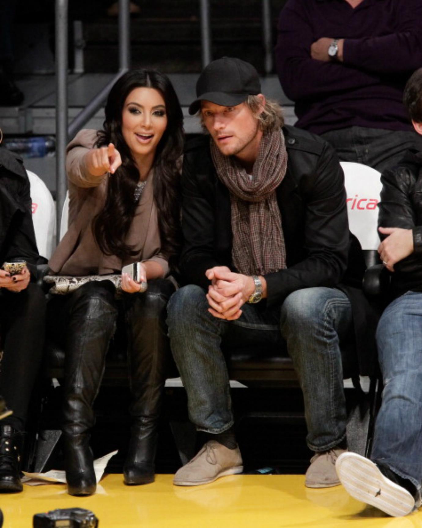 Kim Kardashian and Gabriel Aubry watch a basketball game.