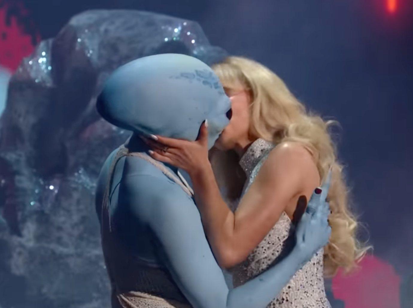 britney spears thought sabrina carpenter vmas performance weird kissing alien