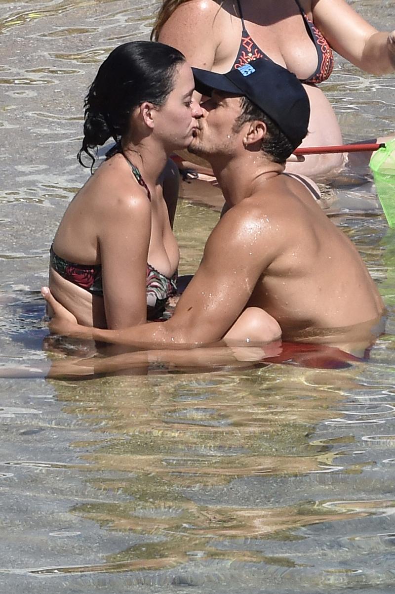 *PREMIUM EXCLUSIVE* Katy Perry and Orlando Bloom pack on the PDA on holiday &#8211; Part 2 **MUST CALL FOR PRICING**