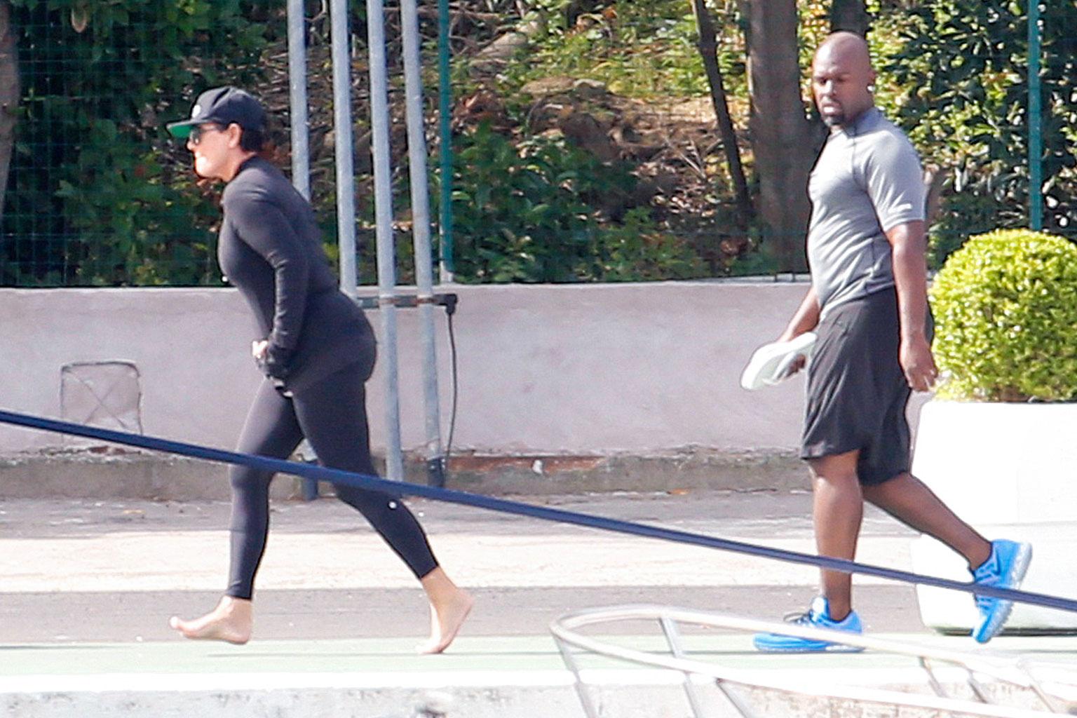 *PREMIUM EXCLUSIVE* Kris Jenner and Corey Gamble cozy up on a boat in Italy