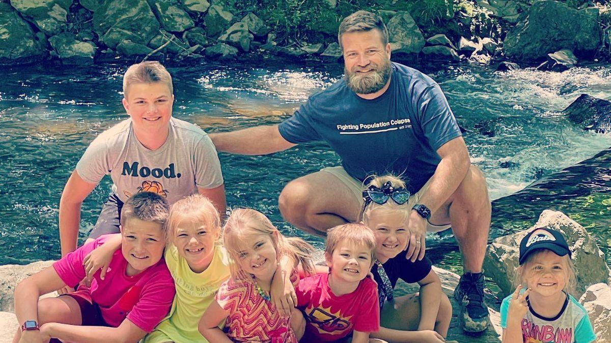 Photo of Ryan Fitzpatrick and his seven children.