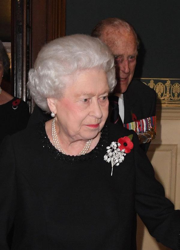 Queen elizabeth gets sick cancels christmas 04