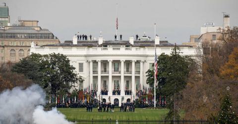 Photo of the White House.