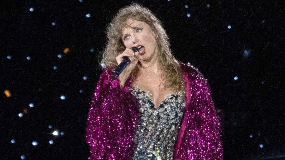Image of Taylor Swift joined Lainey Wilson onstage for an unexpected duet at Tight End University.