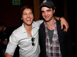 2010__10__Peter_Facinelli_Robert_Pattinson_Oct13newsne 300×221.jpg