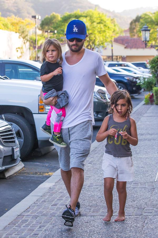 Scott disick ignores hot women