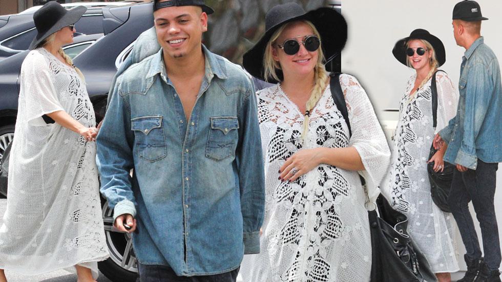 Pregnant Ashlee Simpson Holds Hands With Evan Ross