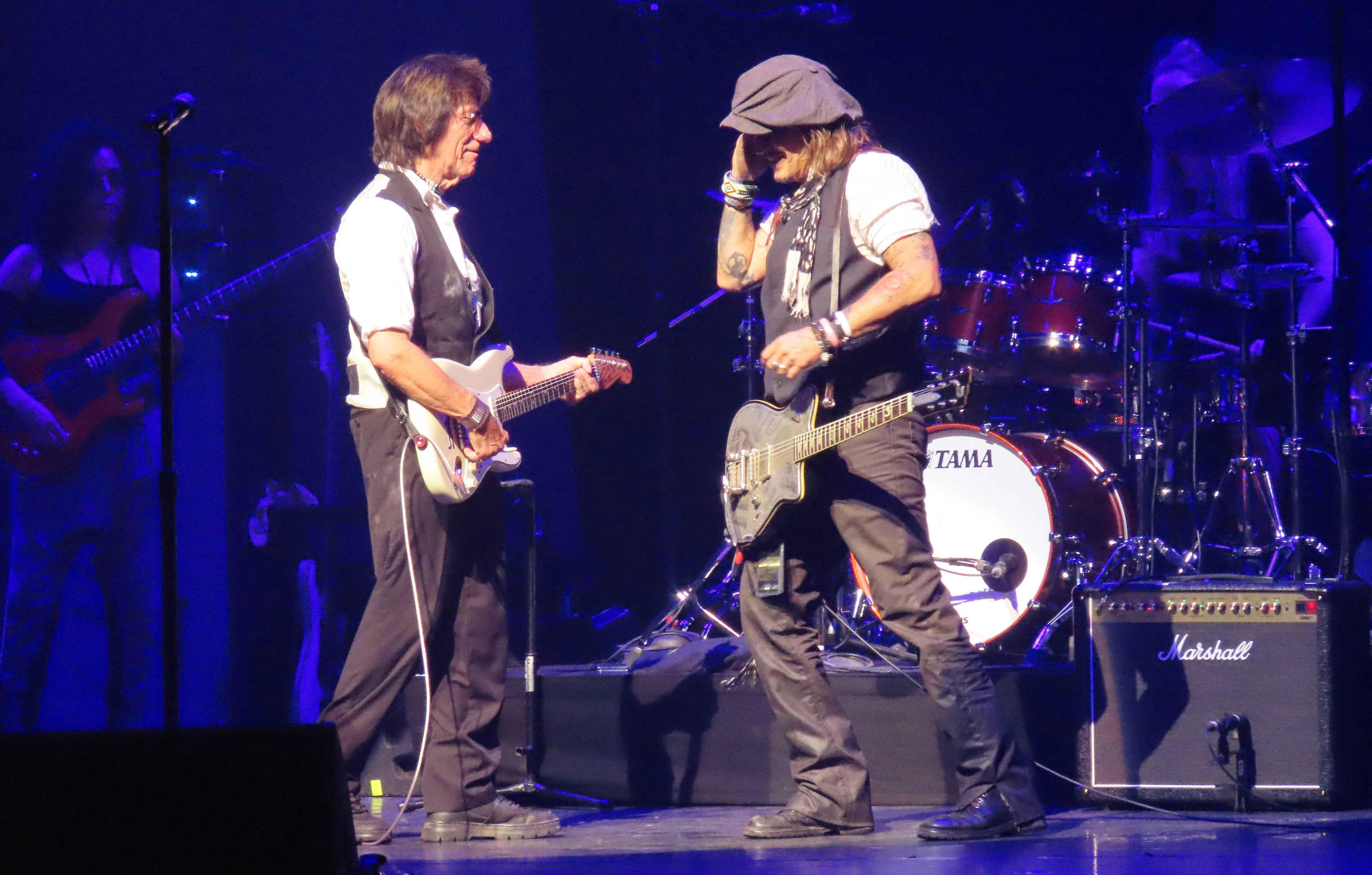 johnny depp devastated death jeff beck bedside