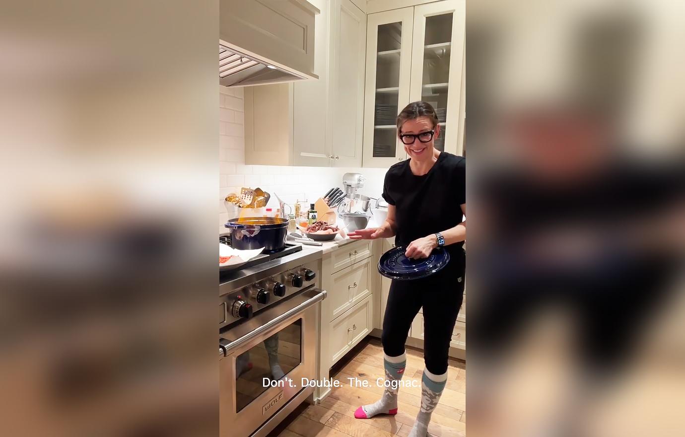 jennifer garner almost lights kitchen fire cooking mishap pics ok