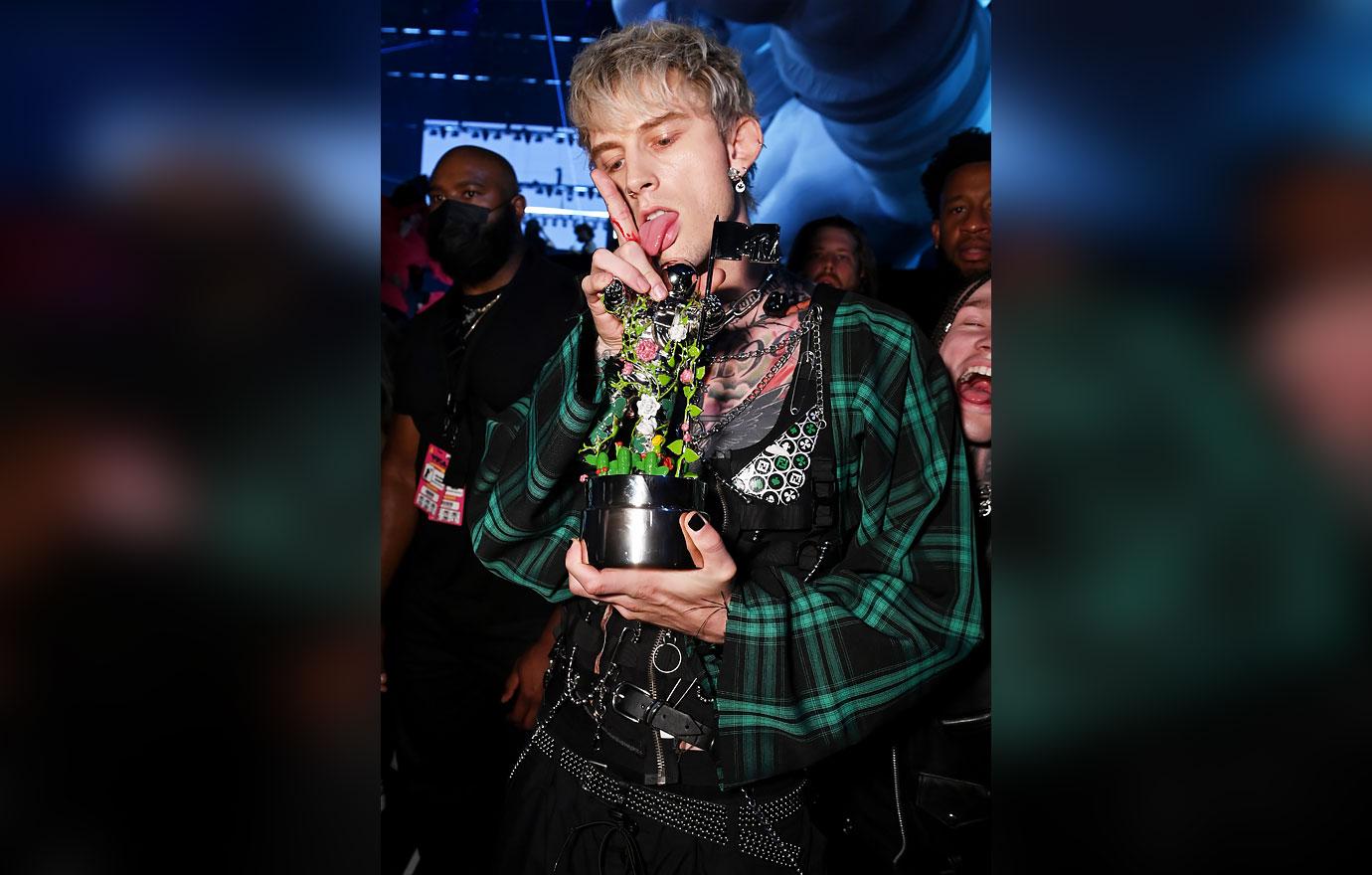 machine gun kelly mtv vmas  best moments you didnt see