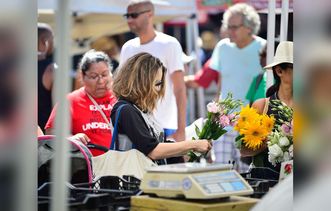 EXCLUSIVE: Rachel McAdams shops for peaches and flowers at her local farmers market