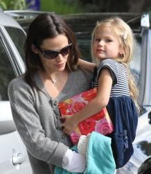 2010__12__Violet_Affleck_Dec1newsnea 218×300.jpg