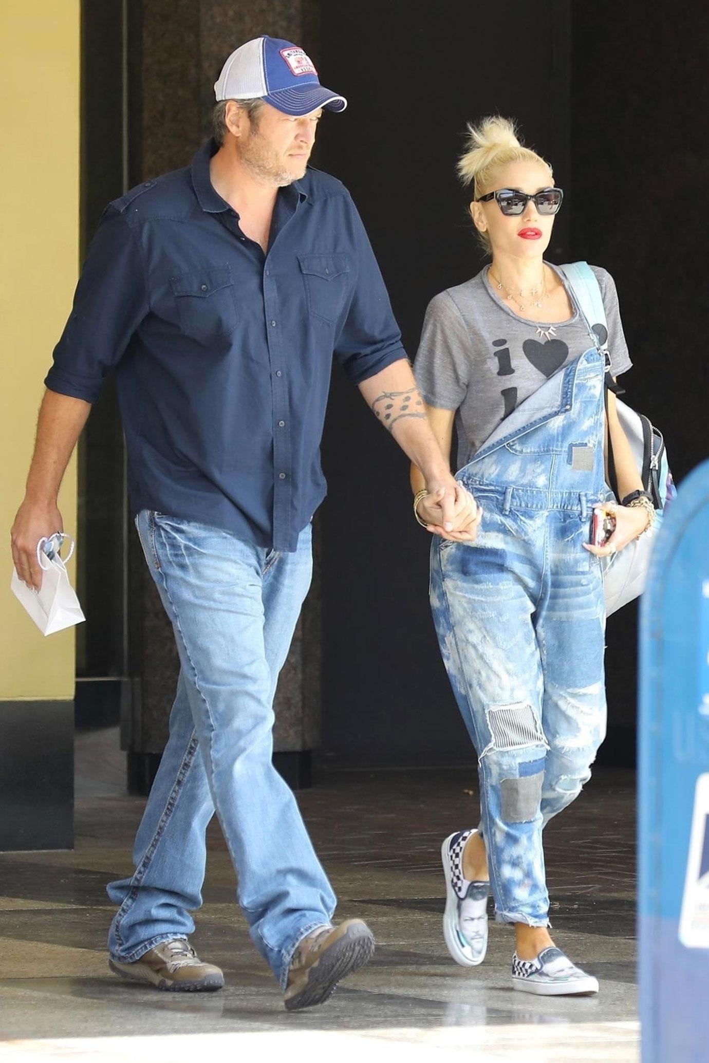 gwen stefani wears shoes blake sheltons face pics 03