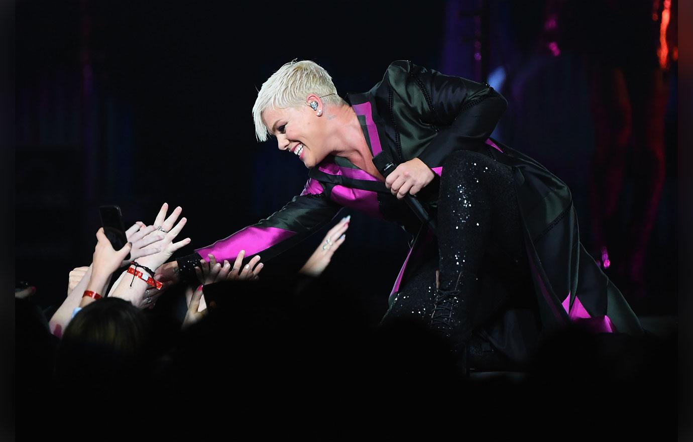 PICS Pink Returns To The Stage In Sydney After Health Scare(00)