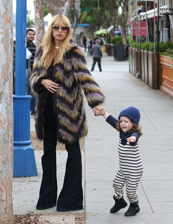 Pregnant Rachel Zoe &#038; Skyler Stop For Froyo After School