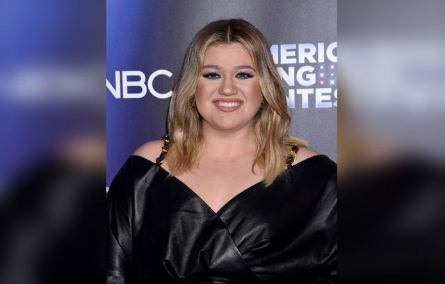 Kelly Clarkson Steps Out In Elegant Black Dress For 2022 Emmys