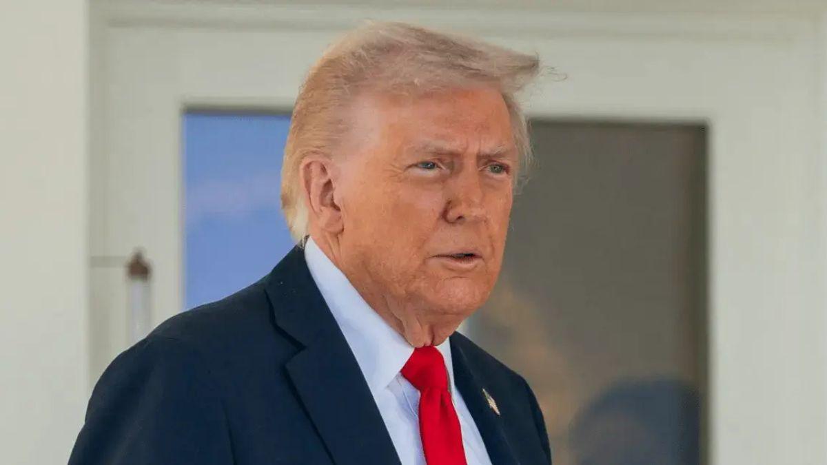 Photo of Donald Trump called Megyn Kelly, Tucker Carlson and more 'stupid people.'