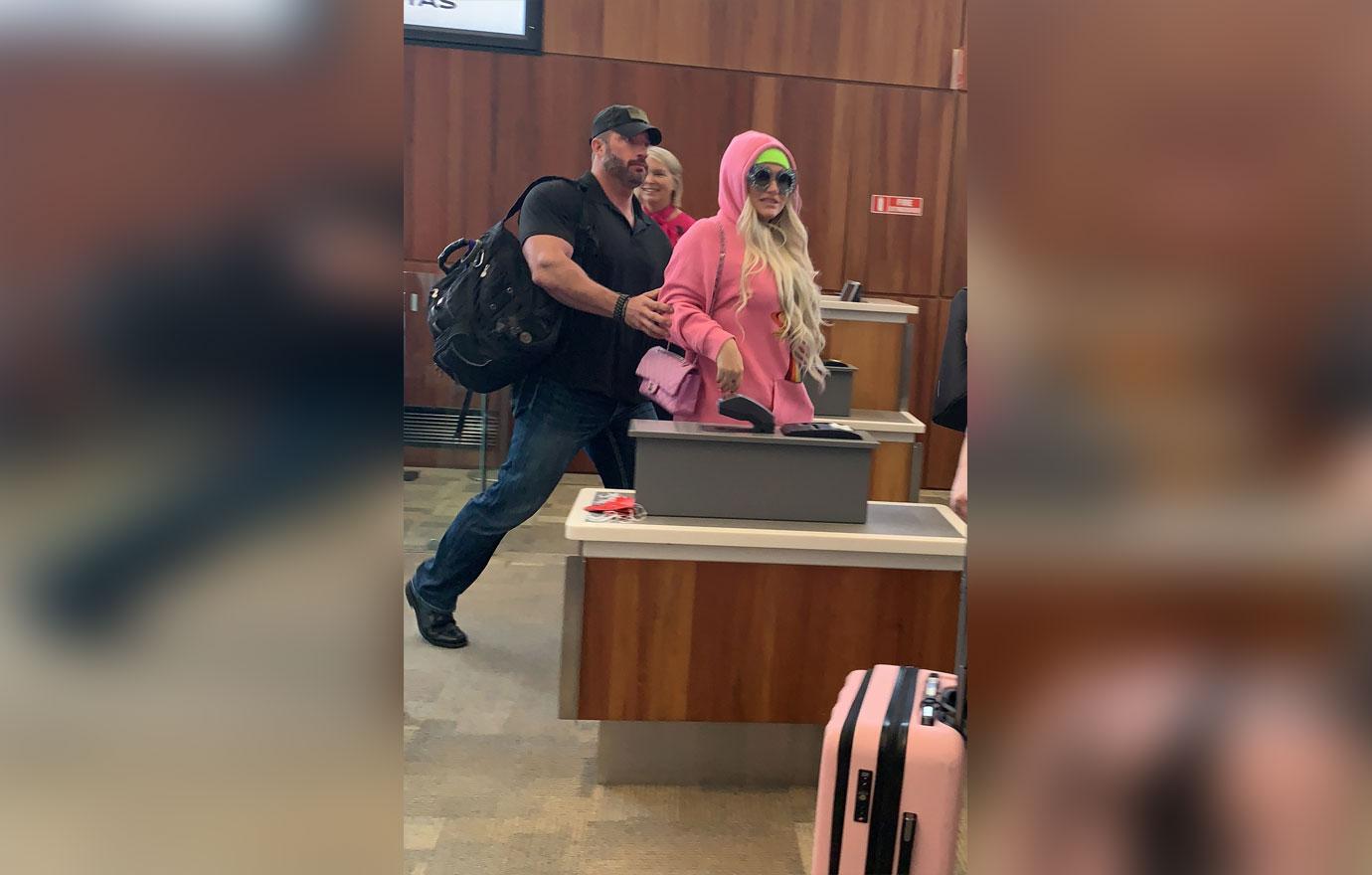 EXCLUSIVE: Kesha arriving at Adelaide Airport