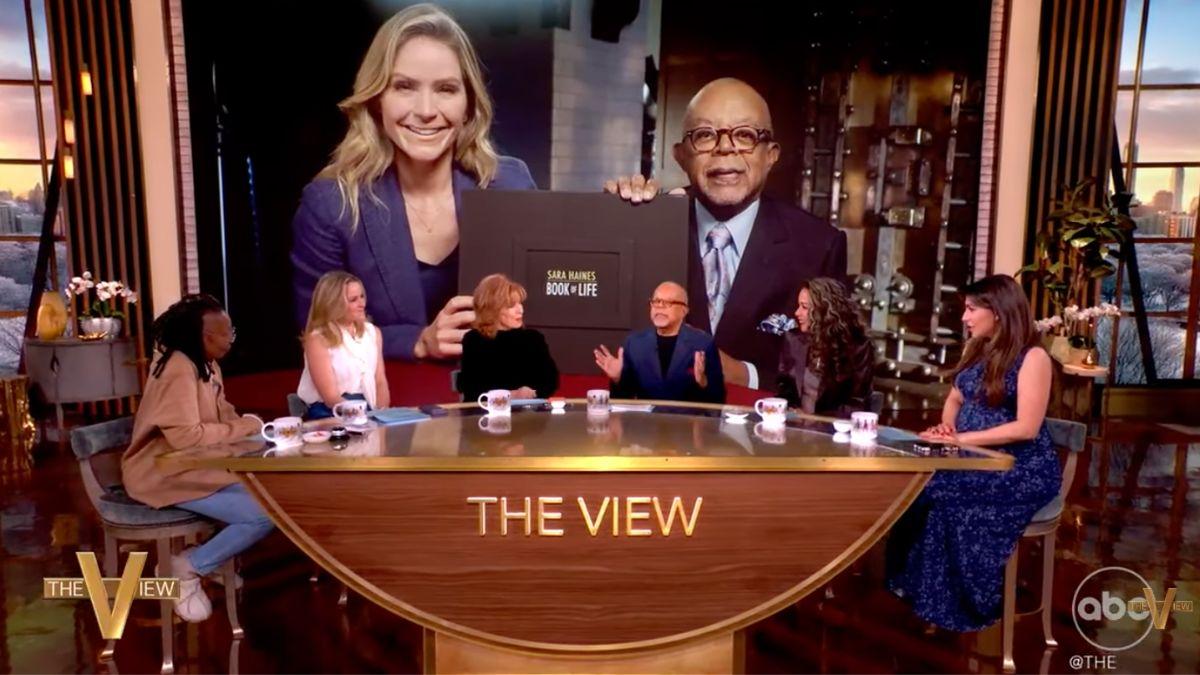 Photo of Sara Haines cried in amazement after learning she was related to John Adams.