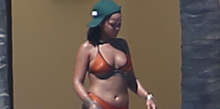 *PREMIUM EXCLUSIVE* Rihanna Shows Off Her Bikini Body in Puerto Vallarta