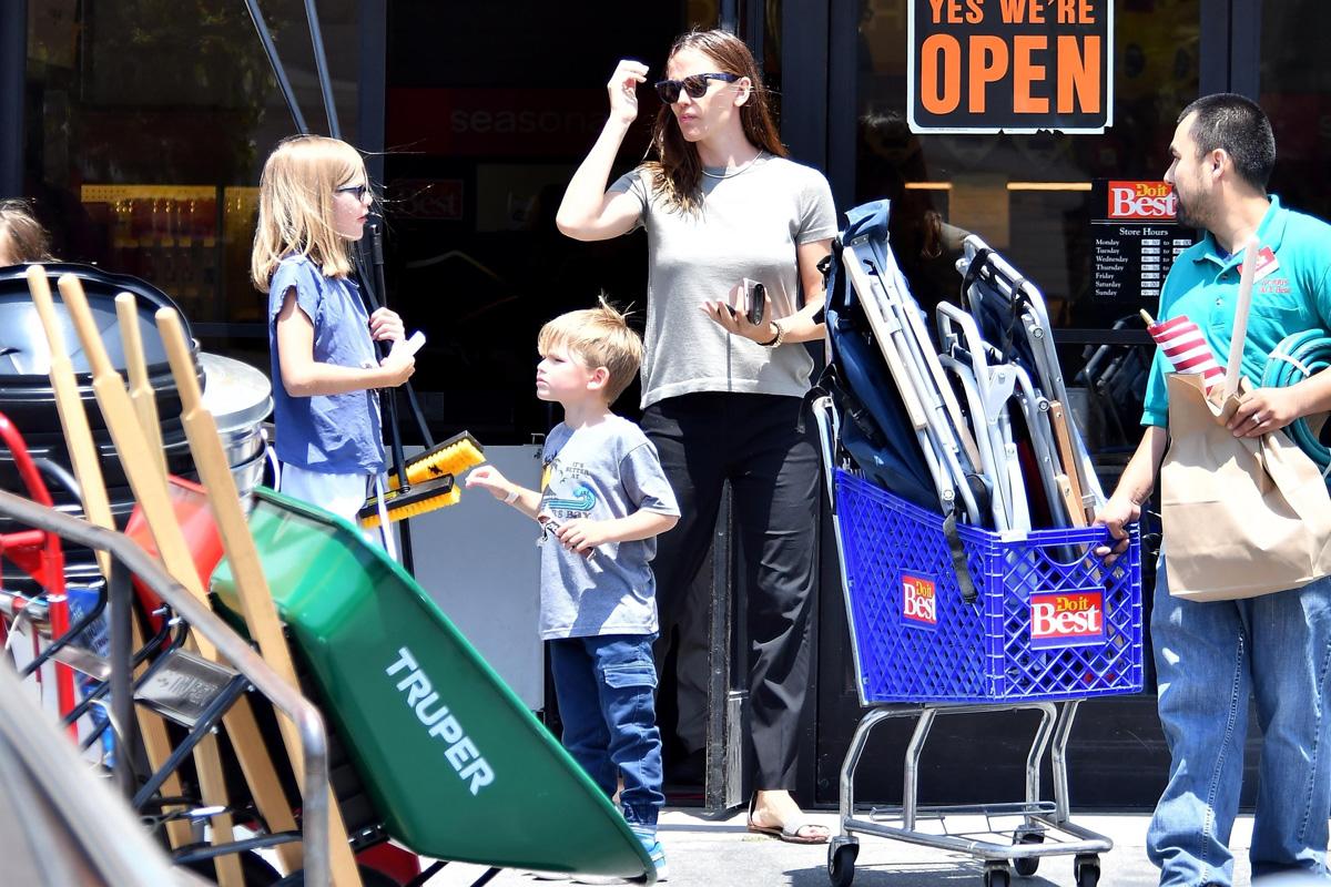 Jennifer Garner stocks up for the 4th of July at the Hardware Store