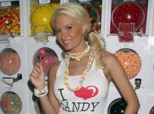 2009__09__full_holly_madison_015_wenn5356177 225×166.jpg