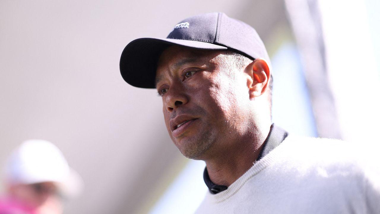 image of Tiger Woods failed sobriety tests and had two loose pills in his pocket at the scene of the crash.
