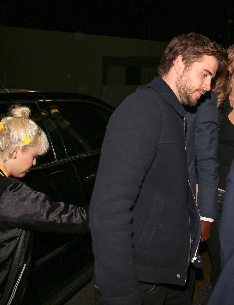 Miley cyrus liam hemsworth engaged dating movie premiere photos 04