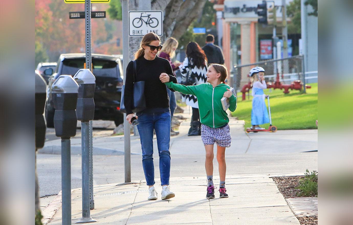 Jennifer garner outing daughter