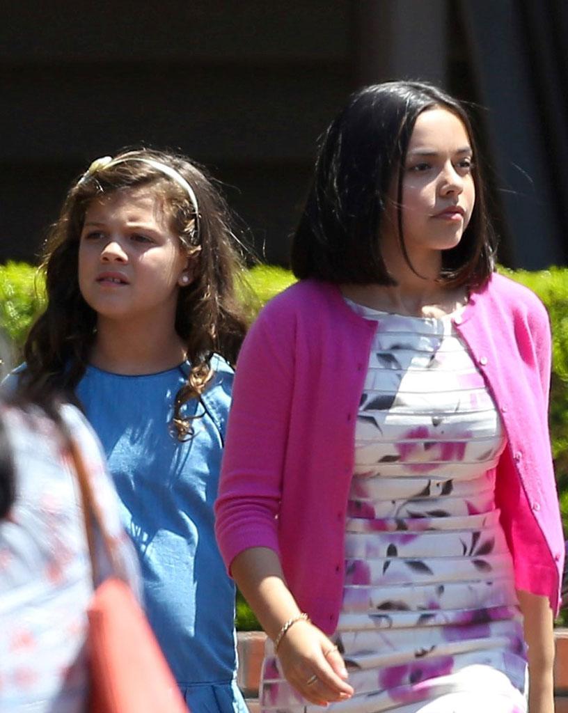 David Schwimmer films with his on screen &#8216;little Kardashians&#8217;