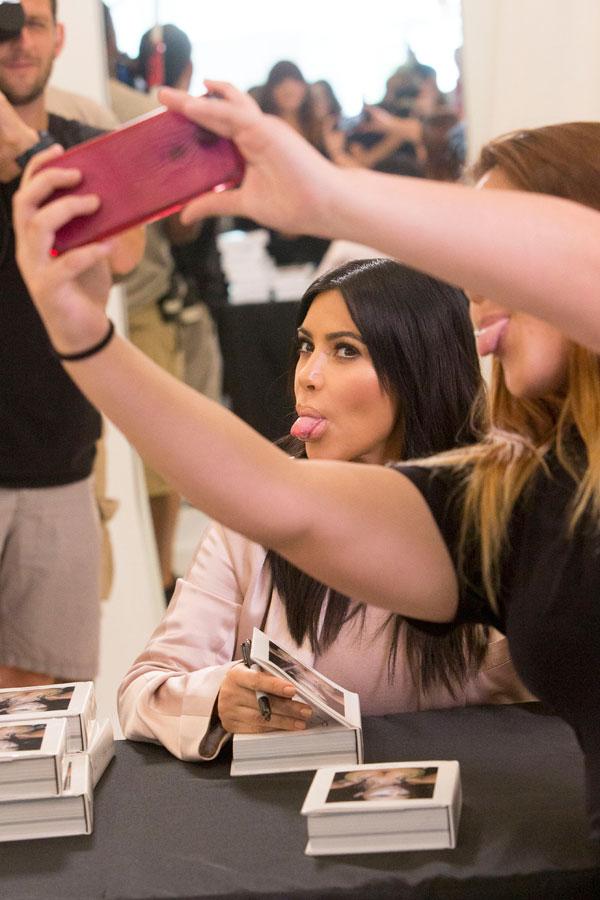 Kardashians dash signing4