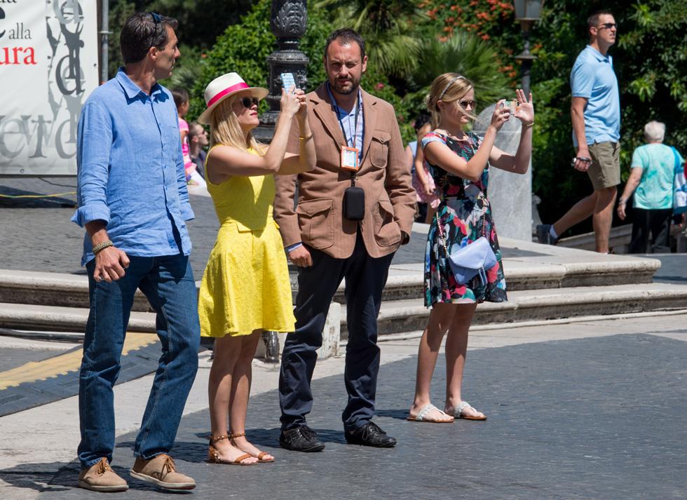 Reese Witherspoon Tours Rome With Ava &amp; Mother