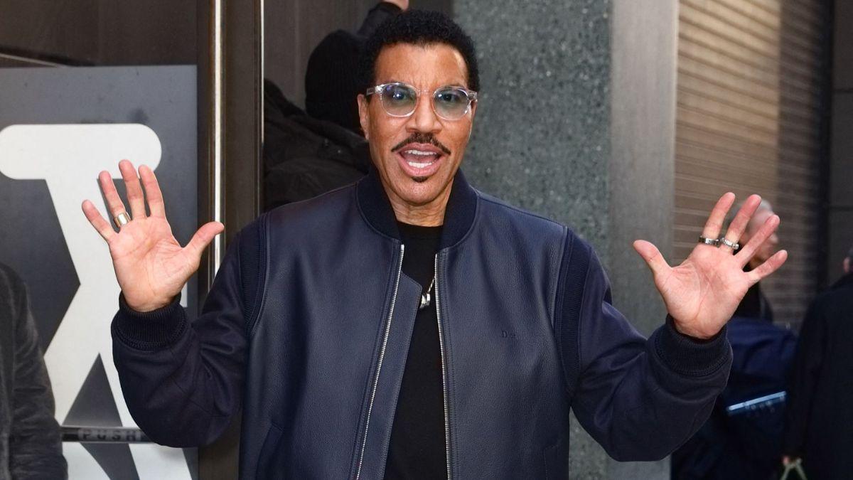 Image of Lionel Richie appeared uncomfortable while performing on his tour.