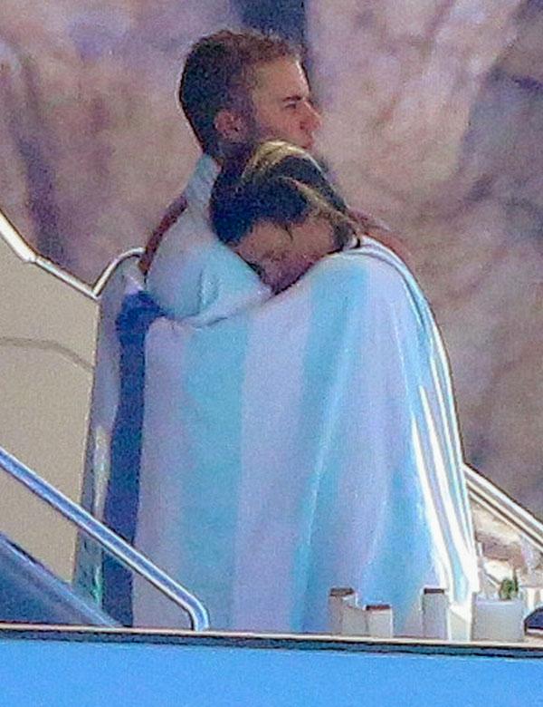 sofia richie justin bieber yacht pda