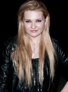 Abigail Breslin Vamps it Up – With Mom in Tow