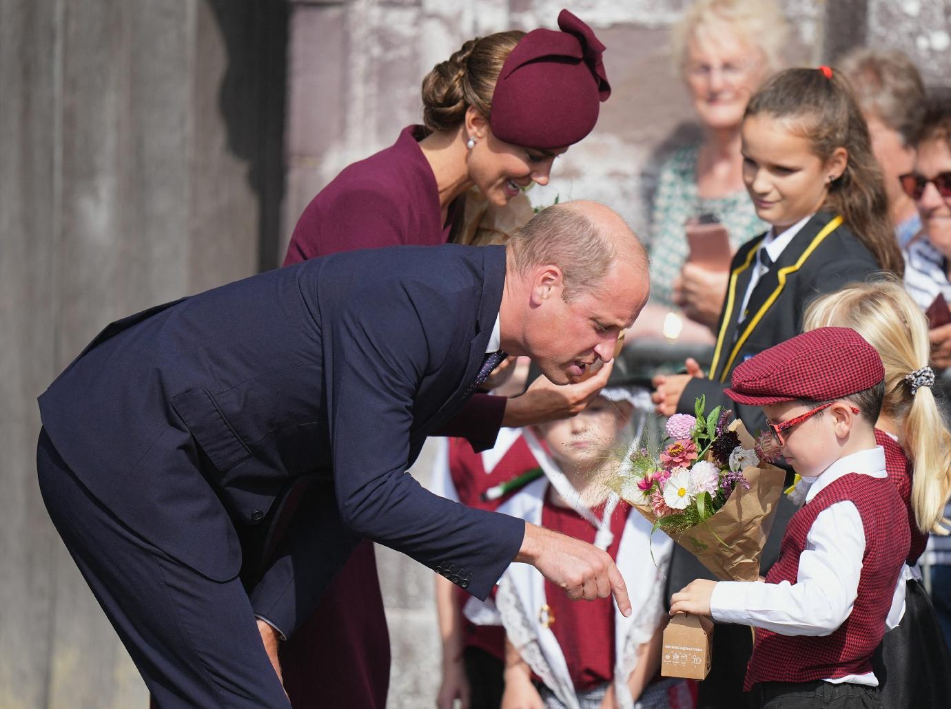 emotional kate middleton prince william pay respects queen elizabeth death photos