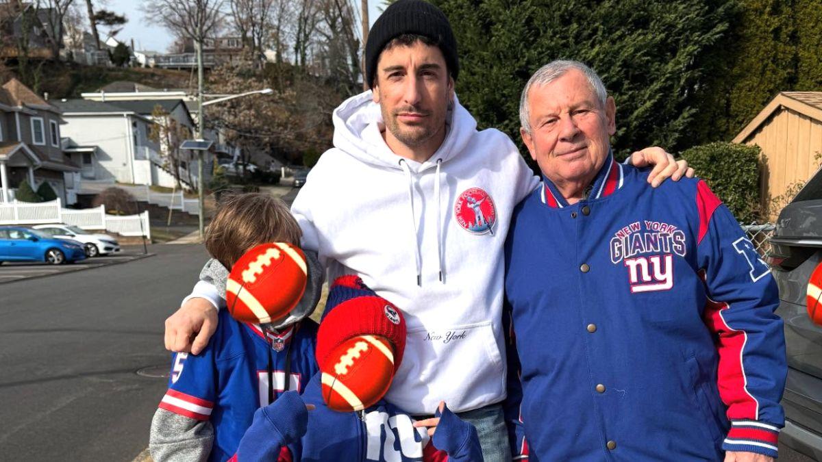 Photo of Jason Biggs with his kids