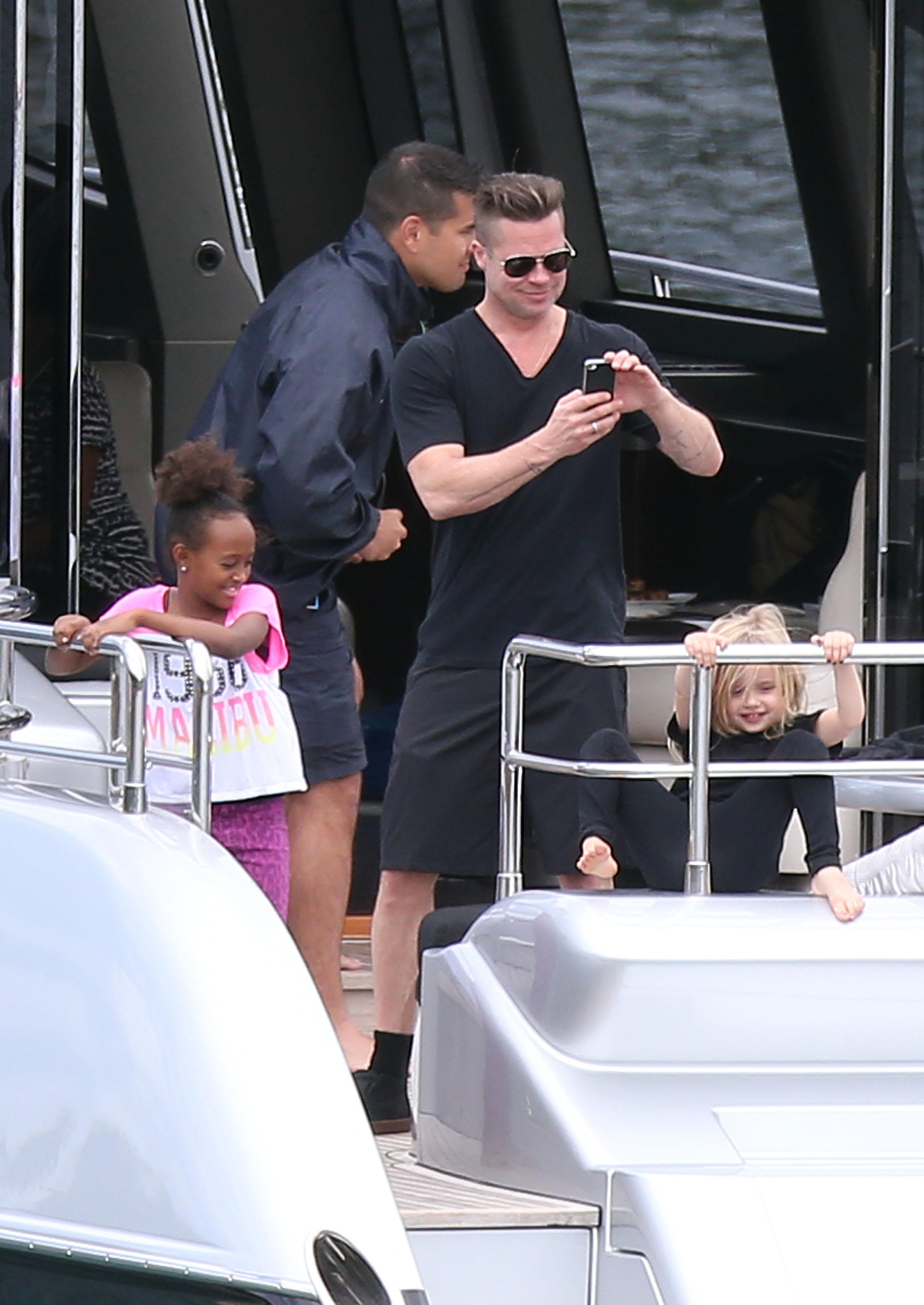 EXCLUSIVE: INF &#8211; Brad Pitt and Angelina Jolie take their kids for a boat ride in Sydney Harbour