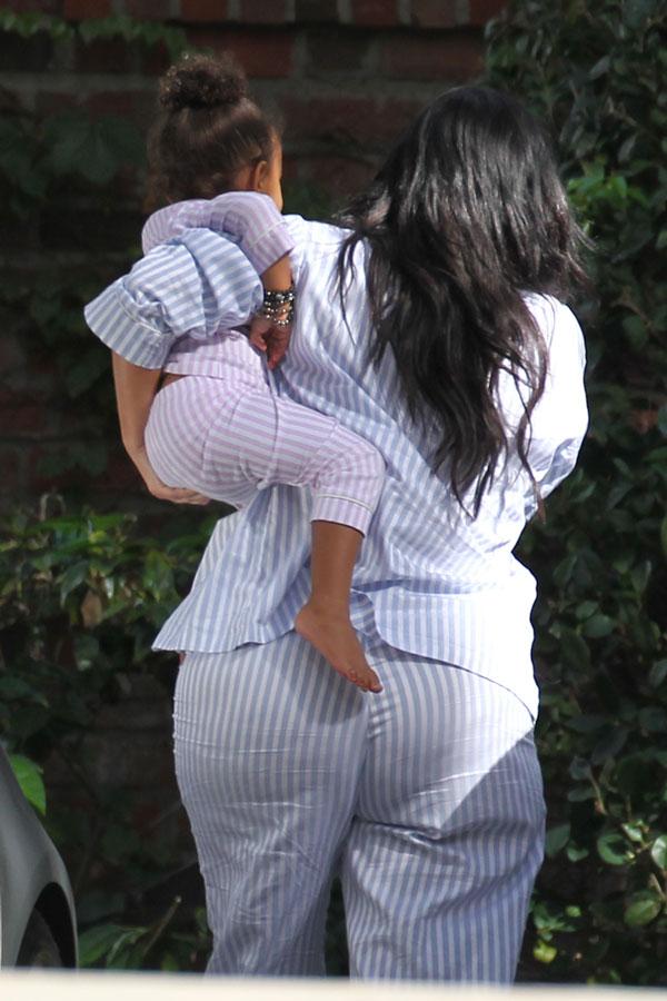 Kim kardashian baby bump4