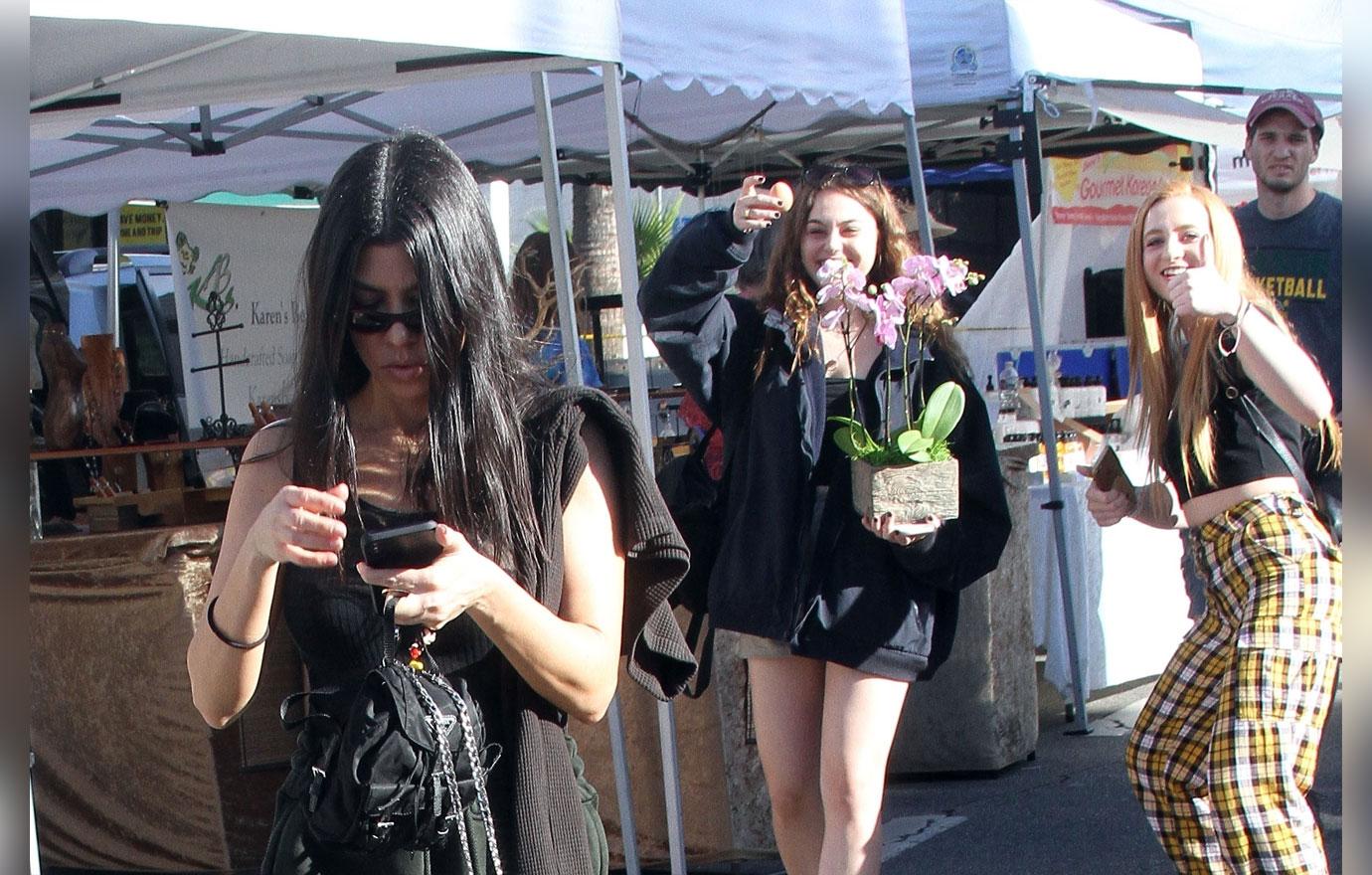 Kourtney kardashian photobombed farmers market 5